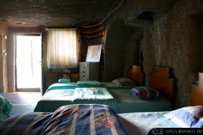 Częściowo wykuty w skale hostel w Goreme