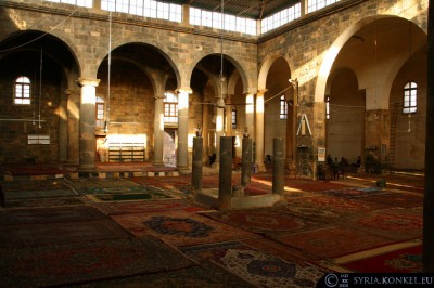 Umar Mosque w Bosra. Na kolumnach widoczne rzymskie inskrypcje!